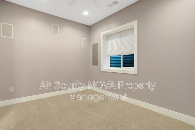 Building Photo - 2093 Laura Mews Pl