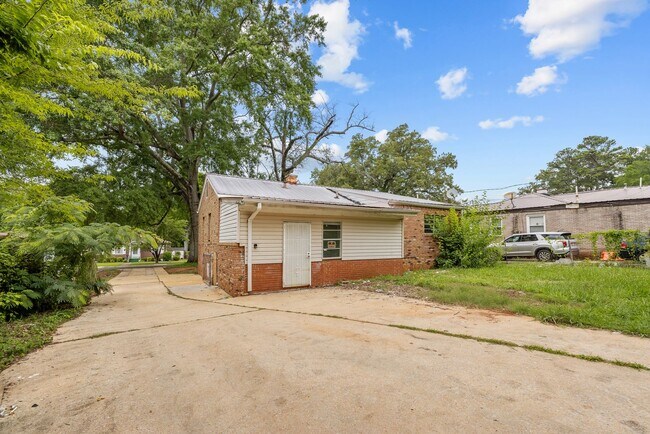 Building Photo - Charming 3 Bedroom, 2 Bathroom house