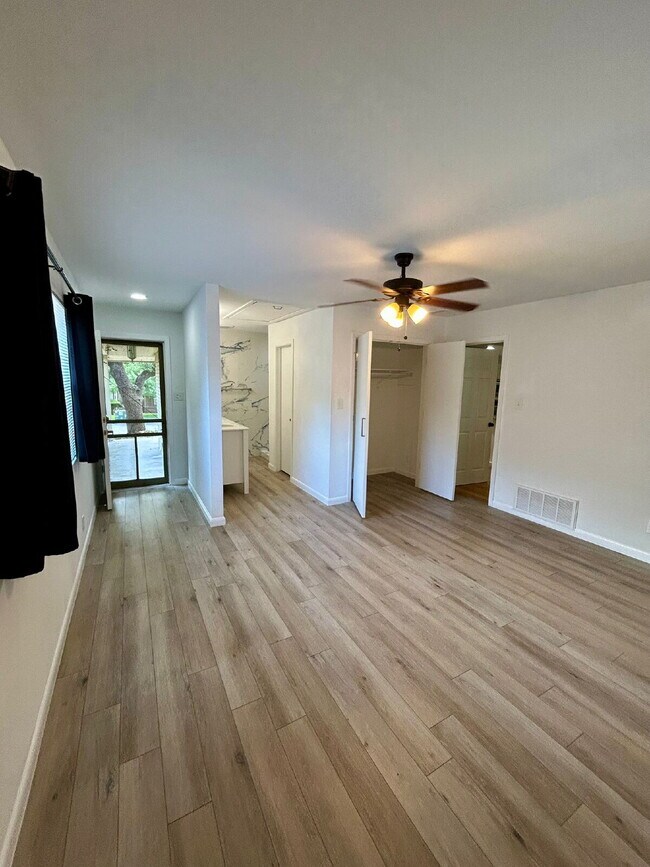 Building Photo - Spacious 5-Bedroom Home Steps from Walnut ...