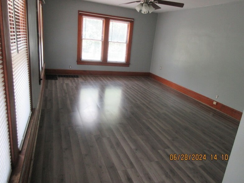 Building Photo - 919 W 8th St