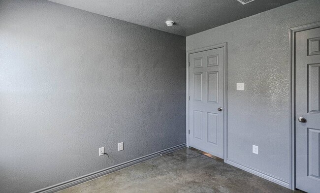 Building Photo - 2816 Leroy Cir