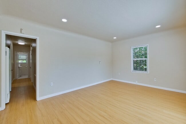 Building Photo - Bright, Clean and Cozy 2BR, 1BA Single Fam...