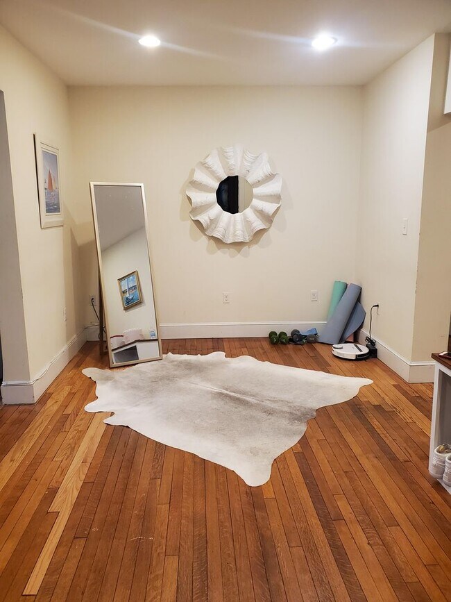 Building Photo - Modern Brookline 3bed / 1bath apartment on Saint Paul St near Boston University