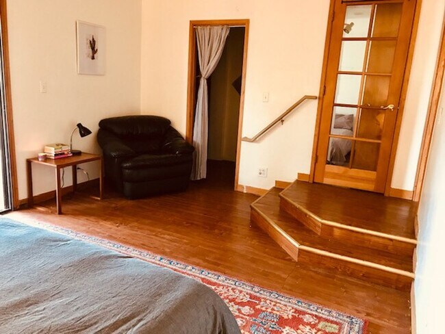 Building Photo - Central Location - 2 beds 1 bath