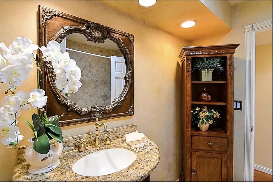 Building Photo - 334 Los Pinos Way