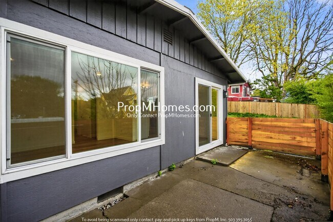 Building Photo - Updated Two Bedroom Unit with St Johns Views!