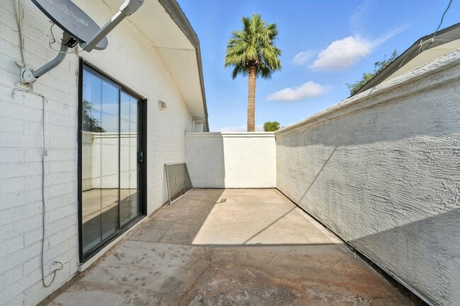 Building Photo - Heart of Phoenix Living – Modern 1BR with ...