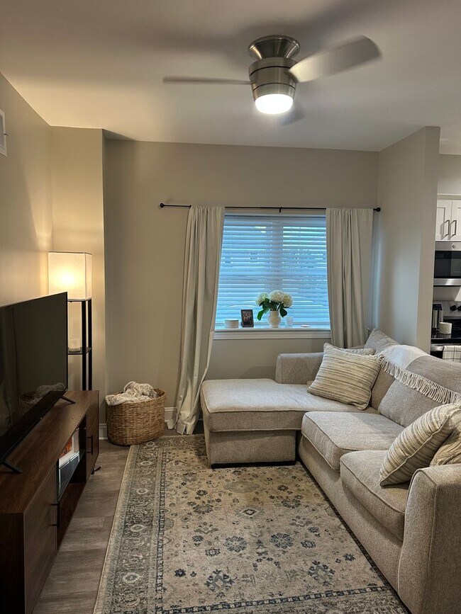 Building Photo - Newly Renovated 1-Bedroom Apartment on Elm...