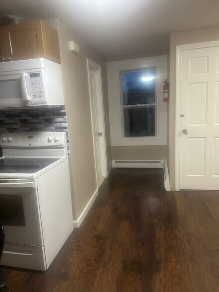 Building Photo - 13 Washington St