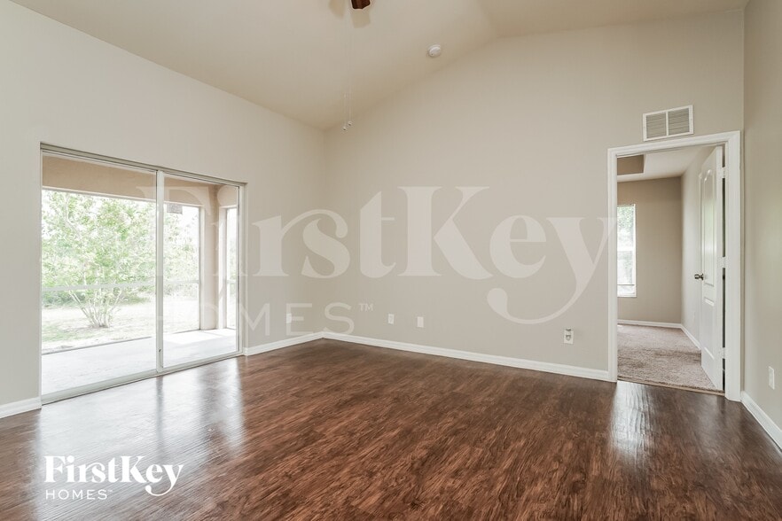 Building Photo - 3208 9th St W