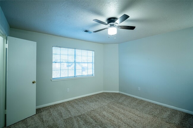 Building Photo - 512 Birdsong Dr