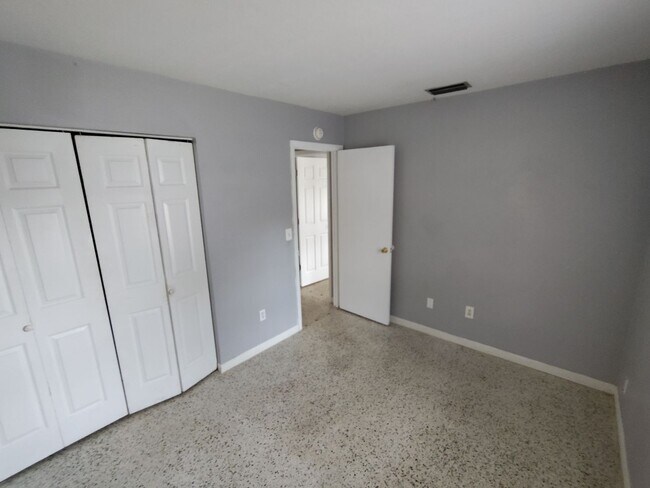 Building Photo - 2/1 Single Family in Spring Hill