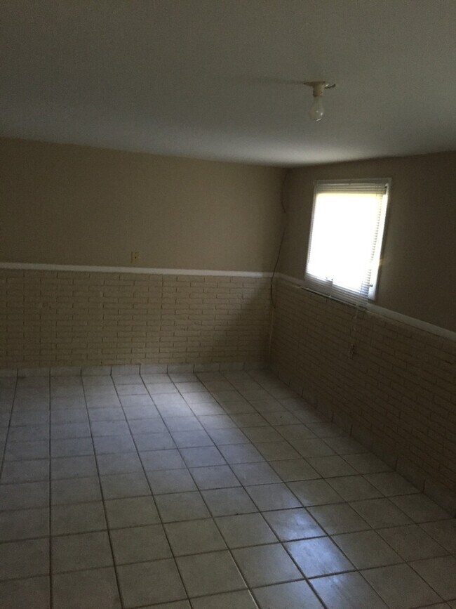 Building Photo - Charming 4 bedroom / 2 bath home waiting f...