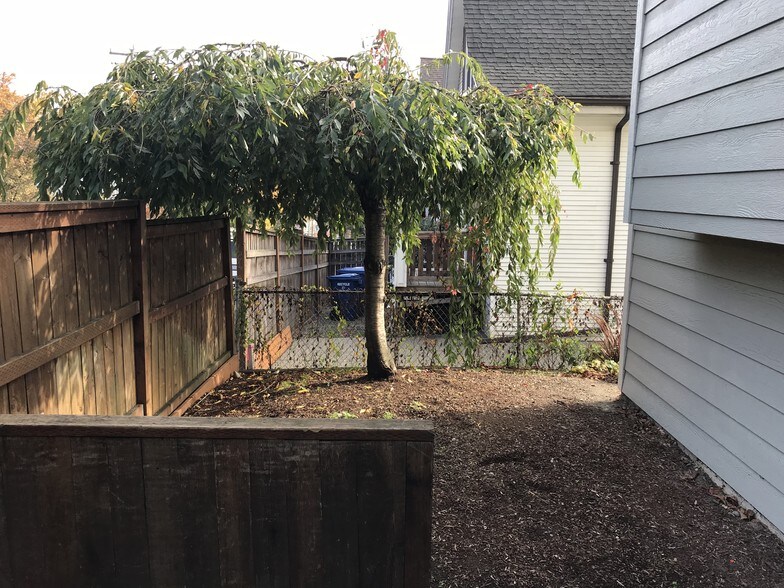 Building Photo - 1015 E Jefferson St