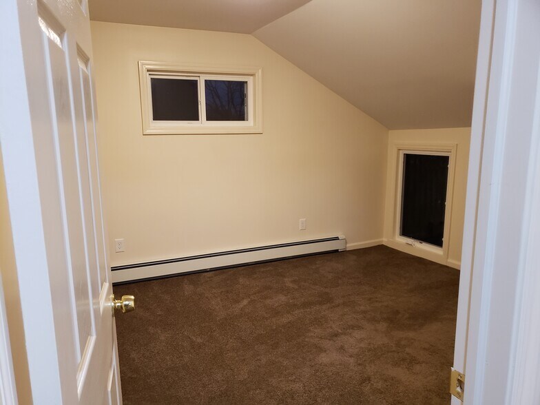 Bedroom 2 - 7 Broad St