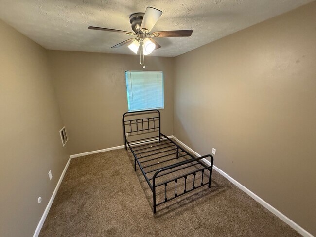 Building Photo - 116 W Zupan St