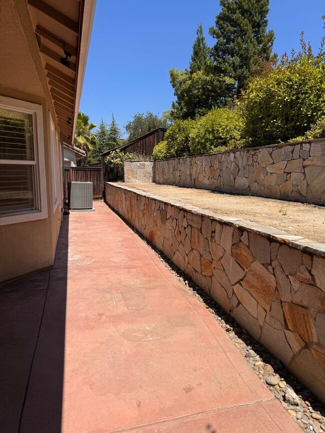 Building Photo - Recently Updated 4 Bedroom Prairie Oaks Ho...