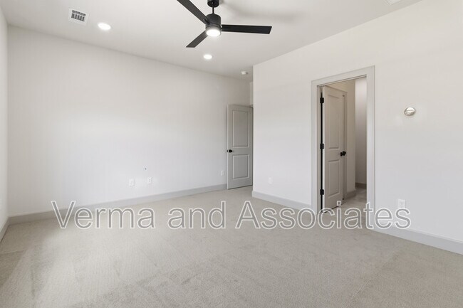 Building Photo - 970 Trestle Ln