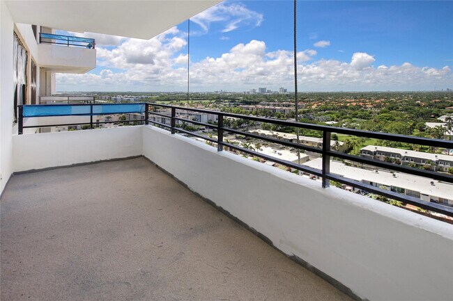 Building Photo - 2500 Parkview Dr