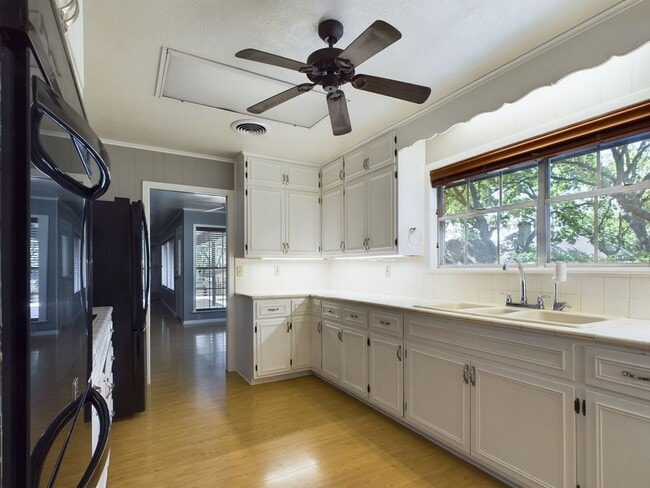 Building Photo - Charming 3-Bed Oasis with Fireplace & Hard...