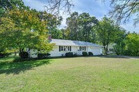 Building Photo - 557 Maple Rd