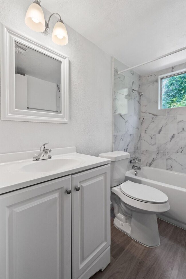 Building Photo - Newly Renovated 2/1 Apartment in East Austin