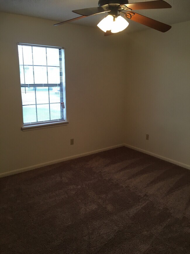 Building Photo - 2 Bedroom/2 Bath Apartment in Remerton