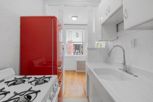 Building Photo - 170 Maple St