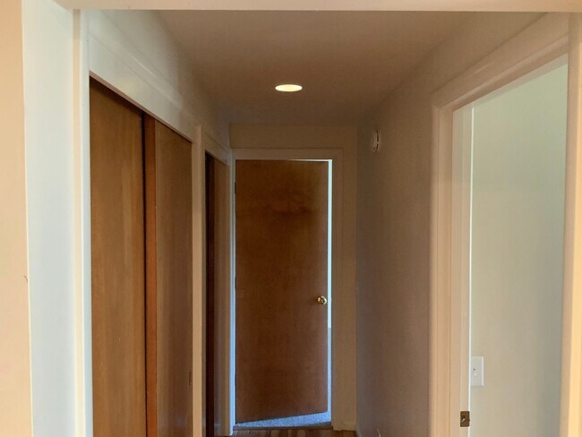 Building Photo - 3 Bedroom House in Hendrick's Park Area