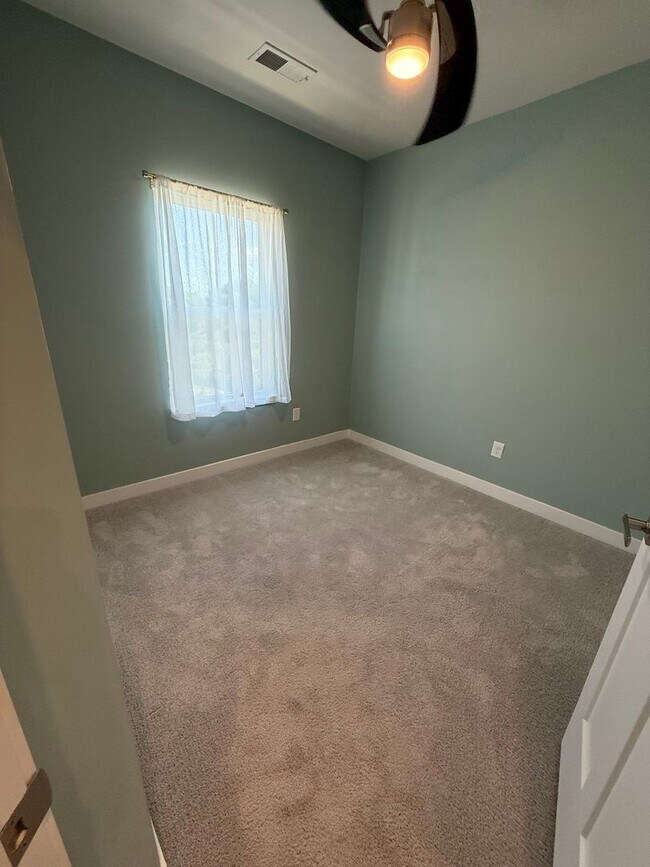 Building Photo - 3 Bedroom Townhouse - City Living with a G...