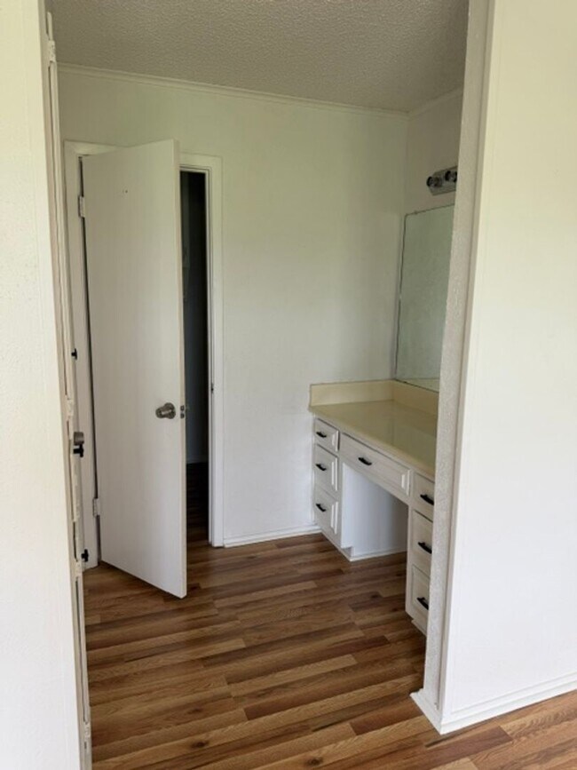 Building Photo - Centrally Located 2 Bedroom Unit
