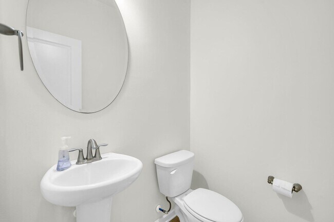 Building Photo - 4-bedroom home in the desirable Fairmont South community