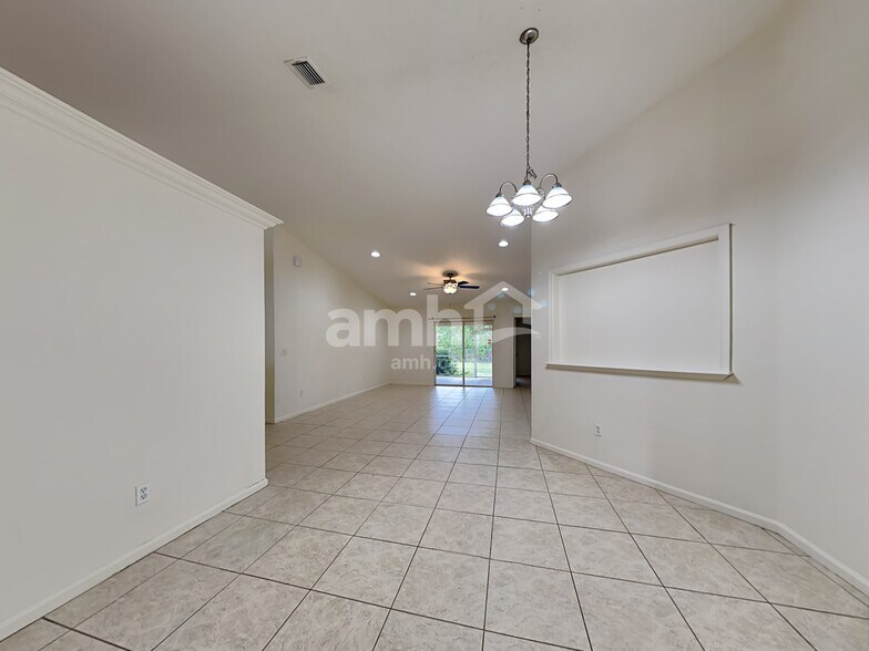 Building Photo - 1009 SW Alcantarra Blvd