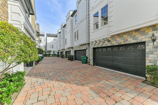 Building Photo - 1529 Rosewood St