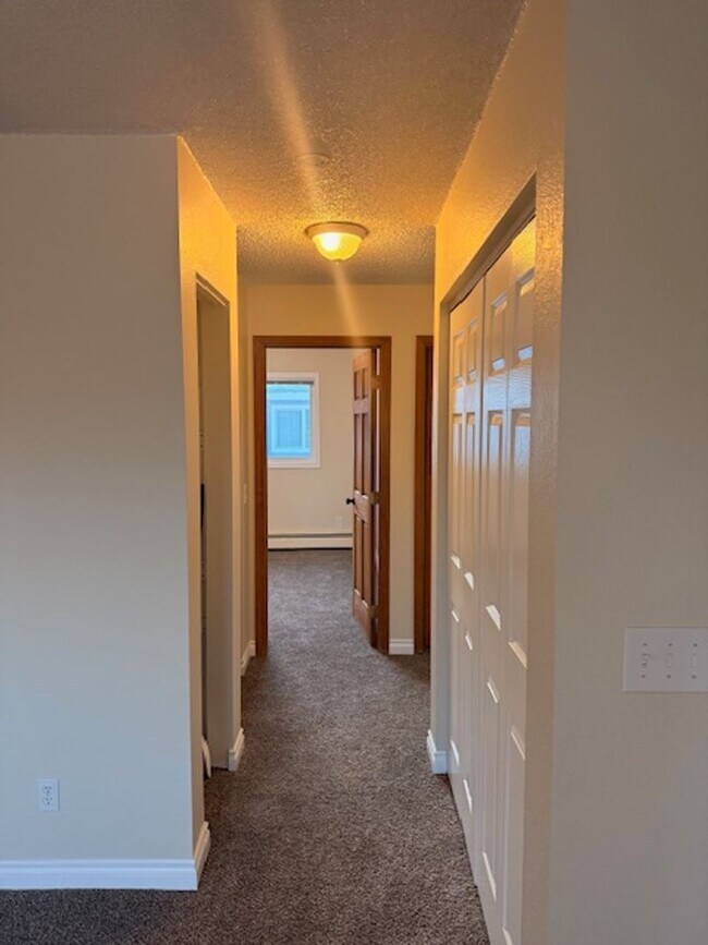 Building Photo - 3 Bedroom Apartment in Jewel Lake w/ Garage and Large Deck!