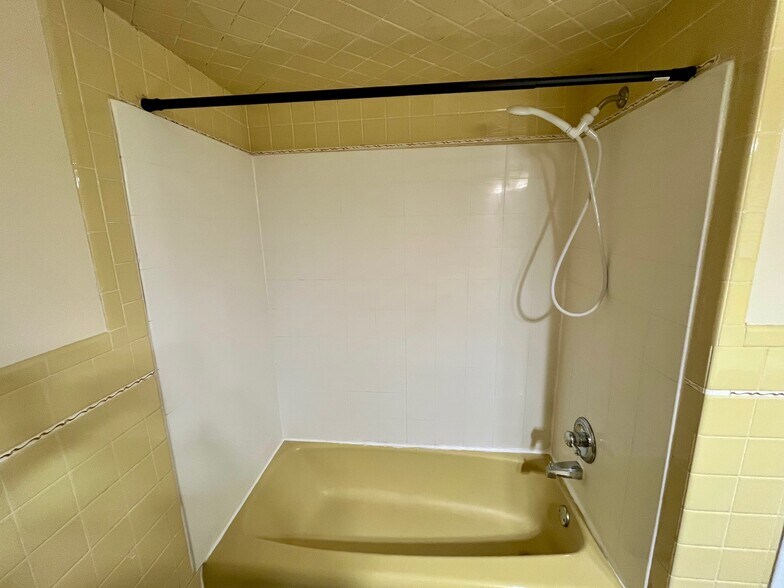 Building Photo - 221 Eisenhower Dr