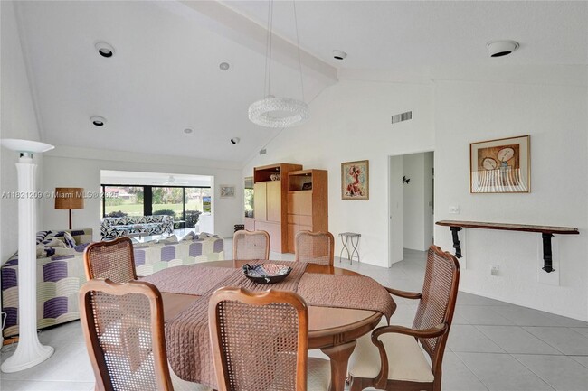 Building Photo - 8511 Casa Del Lago
