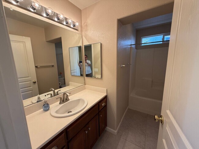 Building Photo - Single story home located in desirable northwest Modesto neighborhood!