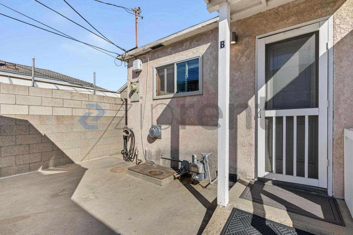 Building Photo - Unit B
