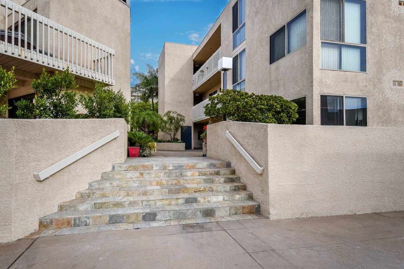 Building Photo - 7301 Vista del Mar