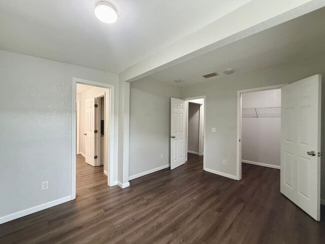 Building Photo - 2 Bedroom, 1 Bathroom Home with Yard - Flexible Leasing Option with 7 Months Lease