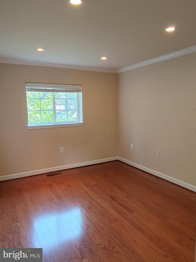 Building Photo - 4123 S Four Mile Run Dr