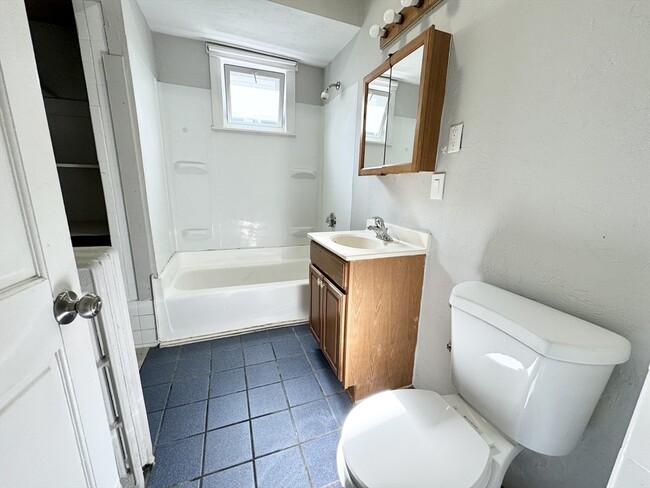 Building Photo - 153 E Cottage St