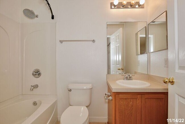 Building Photo - Beautiful 3/2.5 Spacious Townhome with a 2...