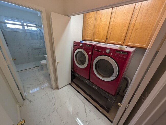 Building Photo - 8432 Airmont Ct