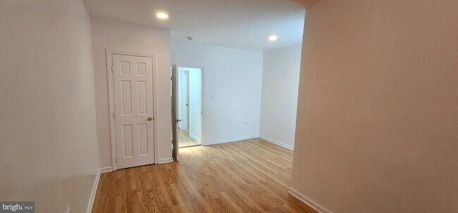 Building Photo - 2548 Oswego Ave