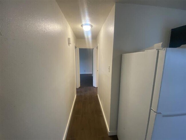 Building Photo - Spacious 3/2 duplex with a garage