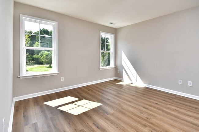 Building Photo - Gorgeous Townhome