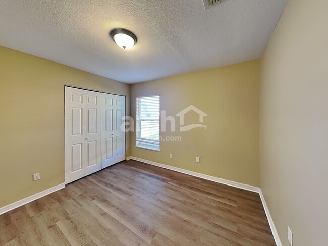 Building Photo - 5869 NW Leghorn Ave