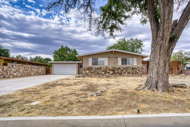 Building Photo - 2047 W Lingard St